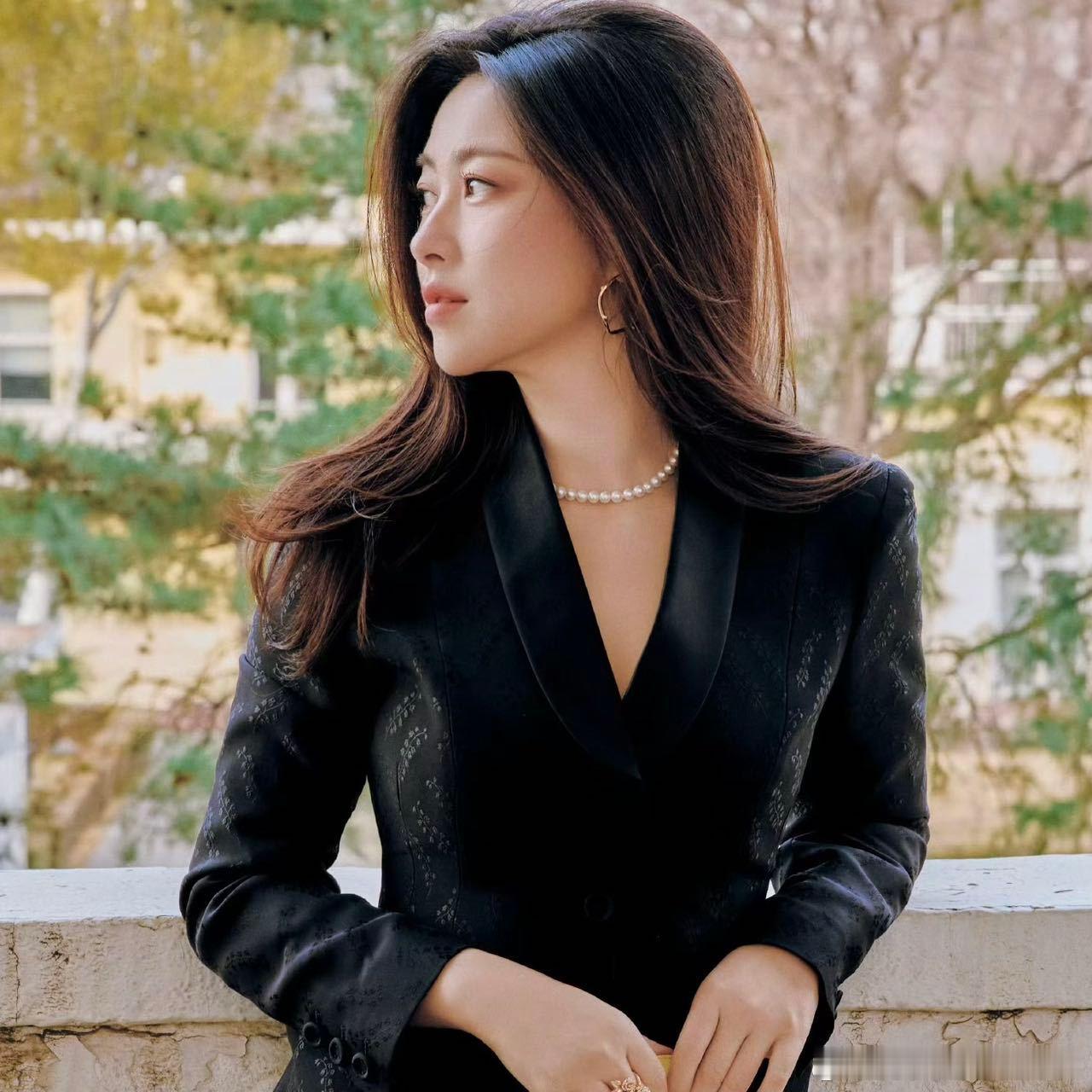 朱珠10秒切换10个表情从挑眉的灵动到垂眸的沉静，10秒里情绪像流水般淌过，每