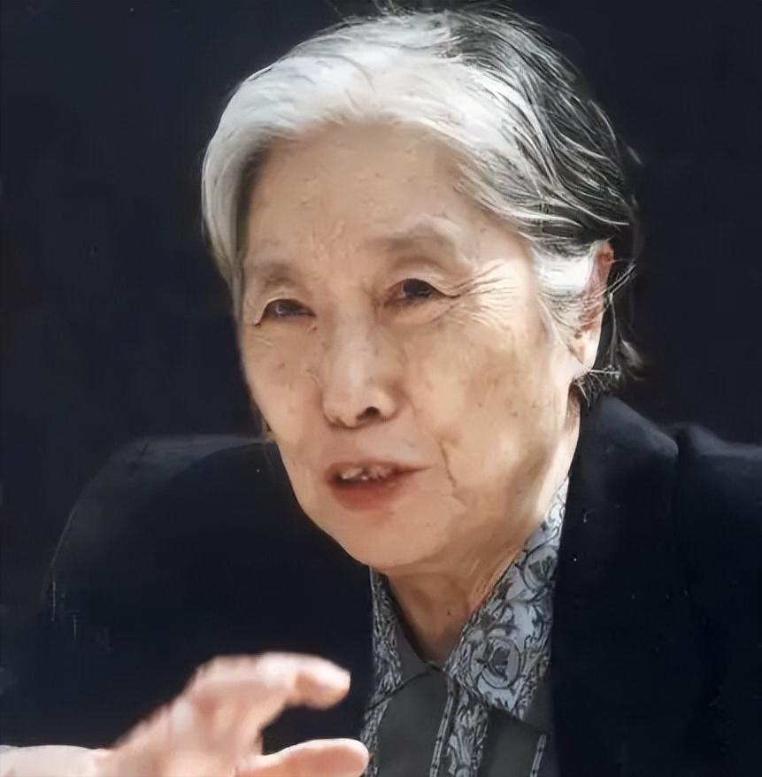 2006年，王光美因病逝世。弥留之际，她虚弱地向女儿刘亭抱拳欠身，轻声嘱托：“女