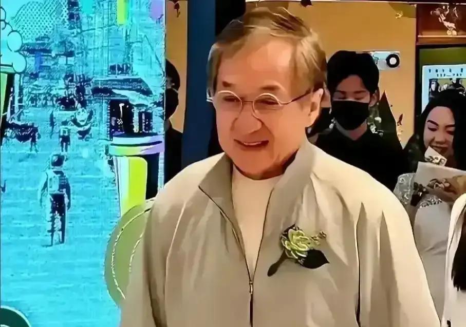 70岁拒5000万刀，回家煲汤成龙把漫威和三部大片一起推了，只留一句：今天