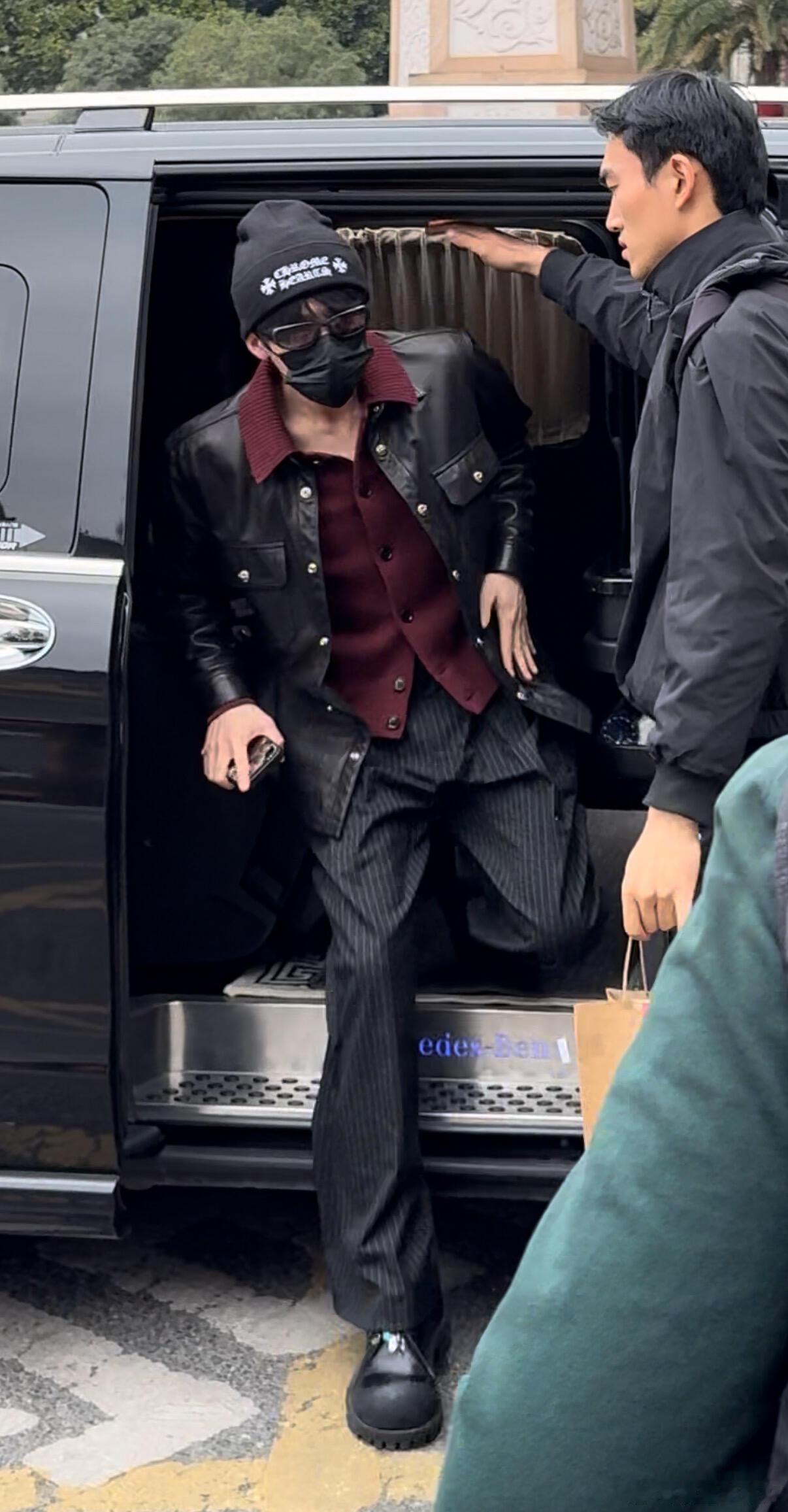 檀健次面对本命年：红衬衫红袜子都穿上了😂