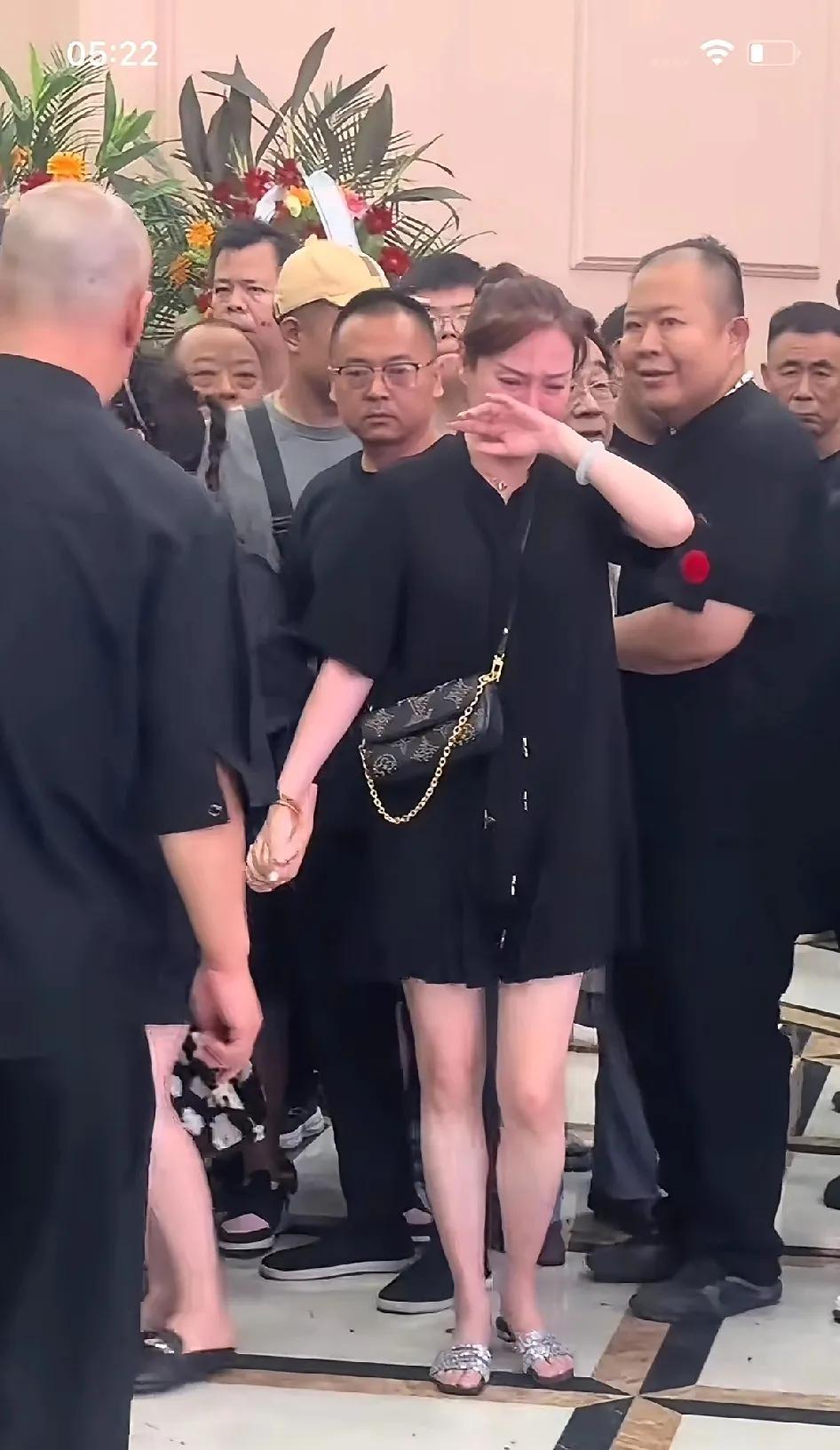 看了杨少华追悼会图片，感觉天津跟咱广东的葬礼礼仪差别也太大了吧？一，女的露腿，