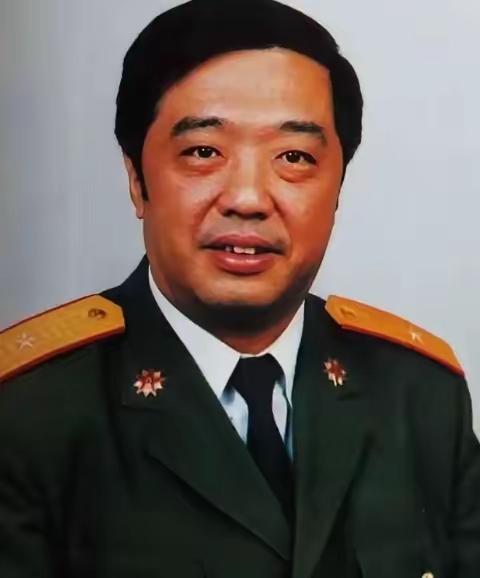 1963年贺龙独子没考上清华，找到父亲帮忙，谁知道贺龙居然大摇大摆开进了学校，而
