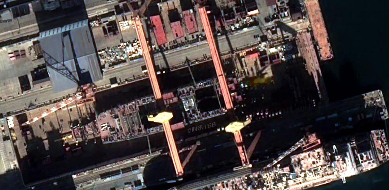 根据近期公开的照片，004航母的建造进度有所提速。在前后动力舱中间的辅舱顶部出现