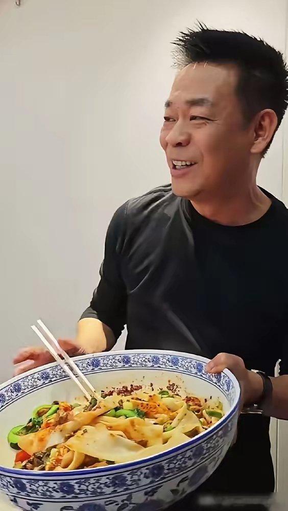 孙浩曝了个大料：张嘉译一见油泼面，腿都挪不动，嚷嚷着这辈子不减肥了！你以为这是