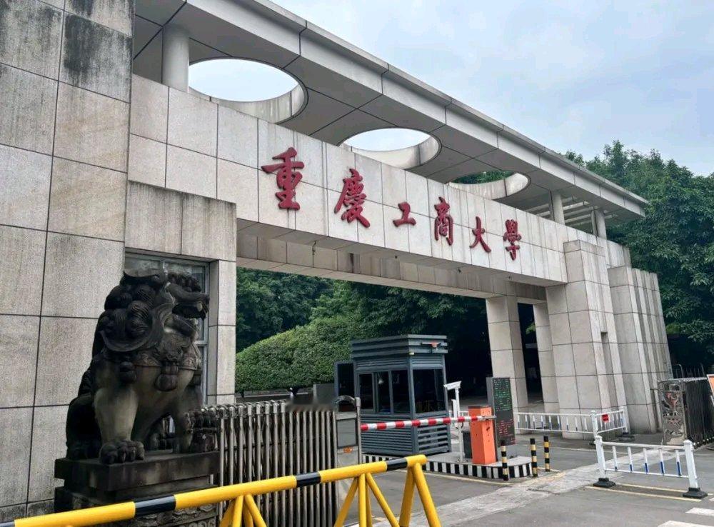 重庆工商大学这事儿太抓马了。10月29日，校园账号“工商秘密”出现匿名指控，说法