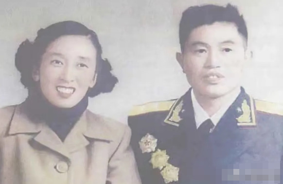 1940年，皮定均看上了女干部张烽，就让县长去说媒，张烽听说了县长的来意后，拒绝