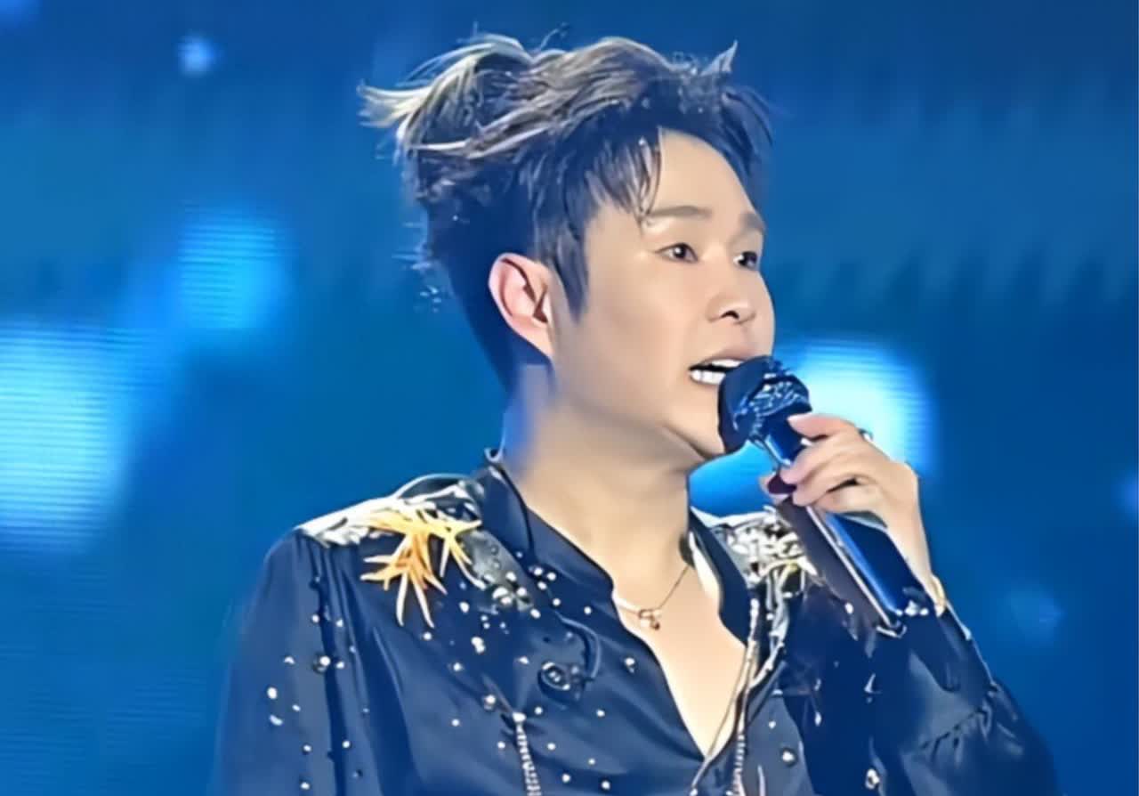 看到小沈阳演唱会的提词器，我明白了他老家演唱为什么翻车。小沈阳在家乡人面