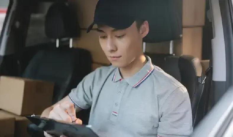 一个高中刚毕业的小伙子，农村出来打工，先工厂受不了朝九晚五的死板，咬牙学驾照开出