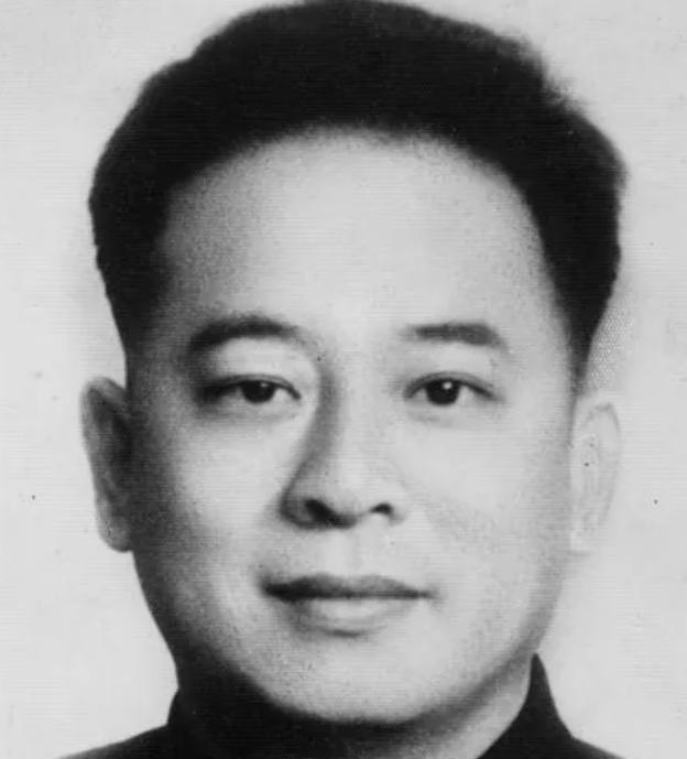 1948年，罗广斌身份暴露，但他哥哥是中将，敌人不敢抓人，就找到他哥哥：“你弟弟