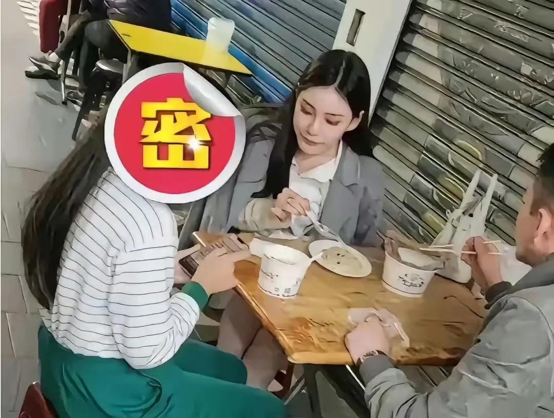 小玥儿身穿校服与爸爸，吃路边摊，有说有笑很开心！咱就说这后妈比比那个光头后爸