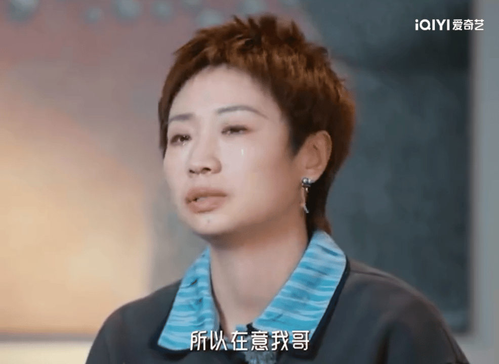 小鹿养流浪狗是因为童年缺爱综艺《姐姐当家》里小鹿收养流浪狗墨尔本的片段引人共情。