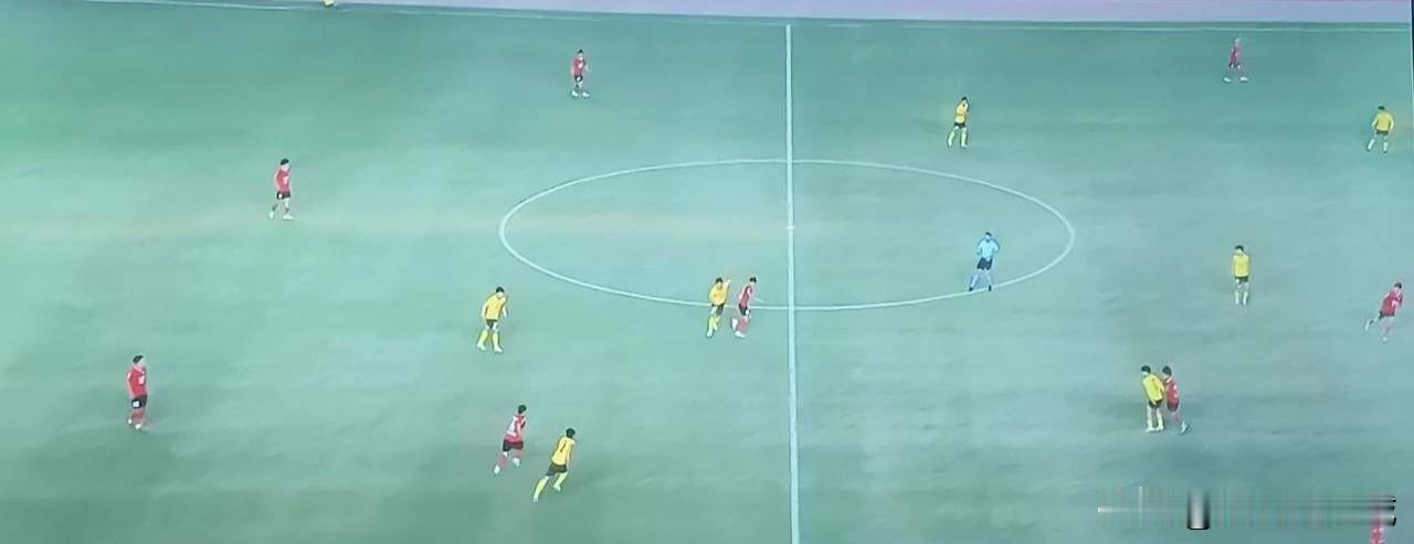 52分钟，守门员对南通犯规！但泰州2号太独，浪费了最佳进球机会！52分钟，南