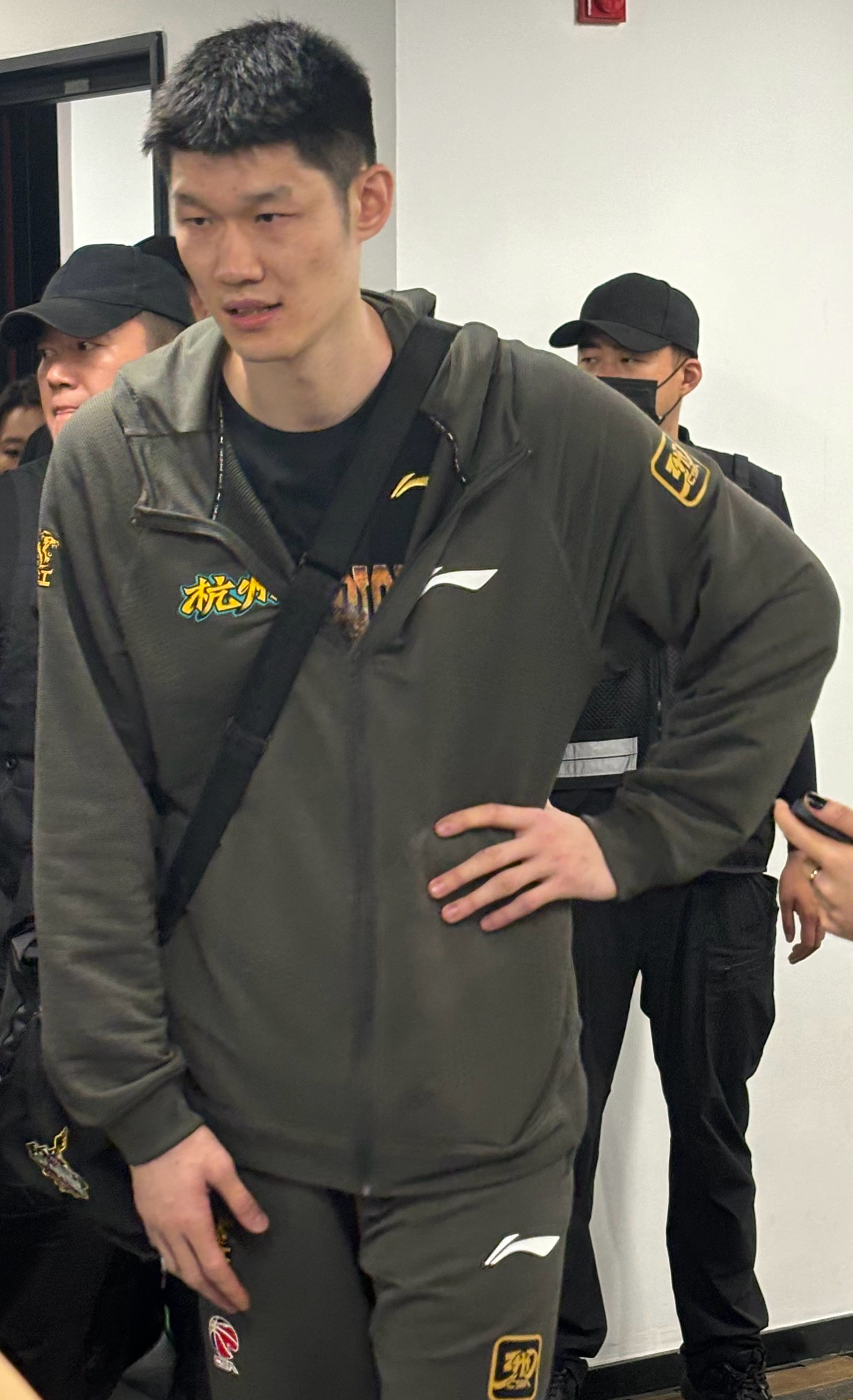 赛后，胡金秋可能是最早离开的广厦球员之一，因为他很明显还是不舒服。这一轮6场，2