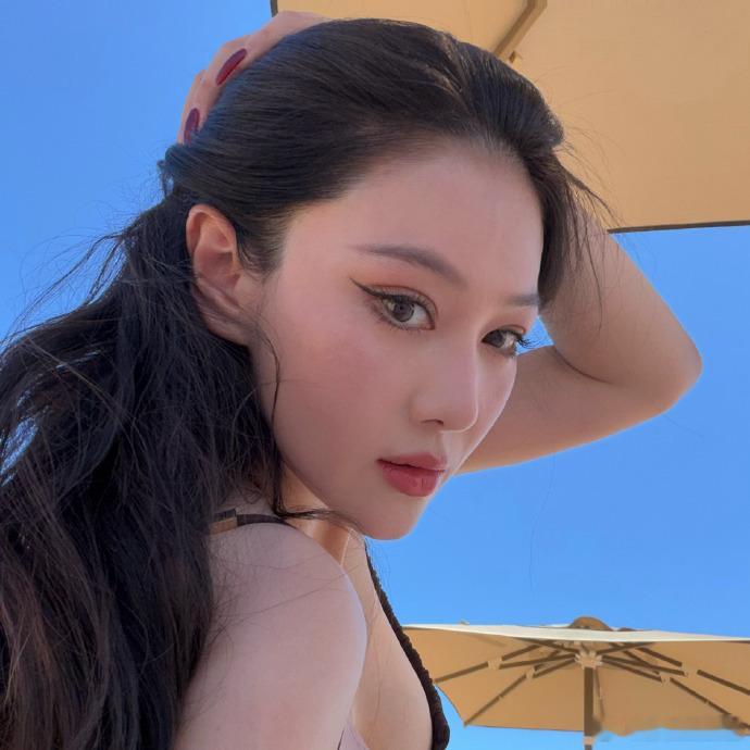 张馨予神仙身材张馨予英国海边度假随拍，蓝天大海相映，一身黑色泳装尽显魅力张馨予妈