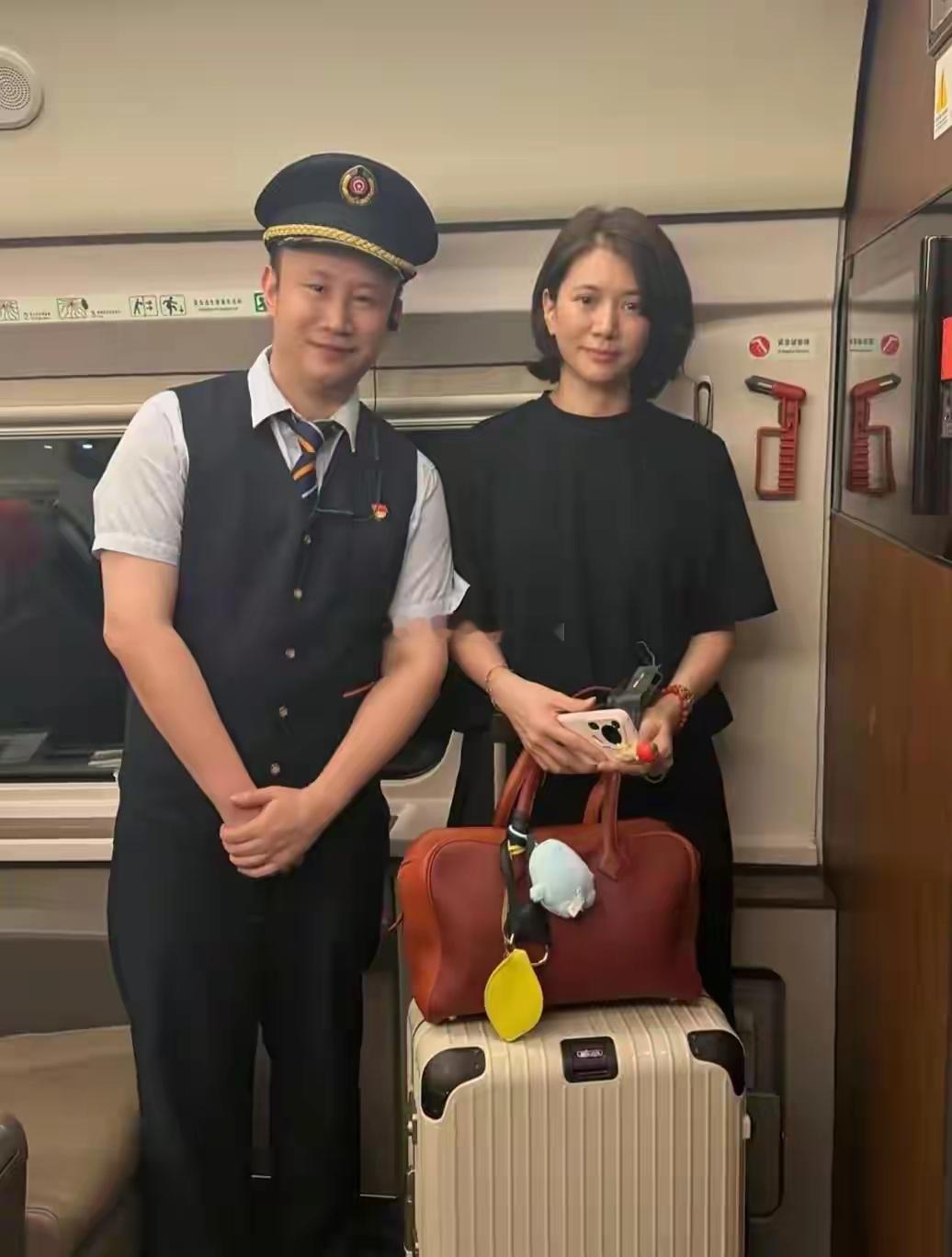 53岁袁咏仪坐高铁出行，剪了短发好利落，素颜下皮肤状态很好，旁边这个是小沈阳吗？