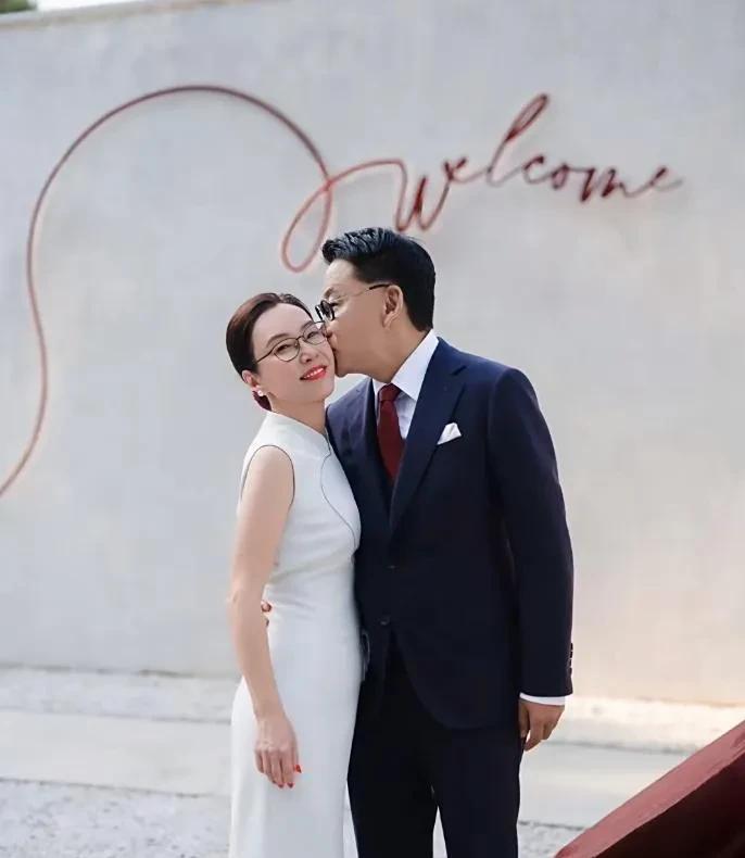 李国庆真的是妥妥的人生赢家，61岁抱得初恋归，还有两个漂亮的混血继女。张丹红可是