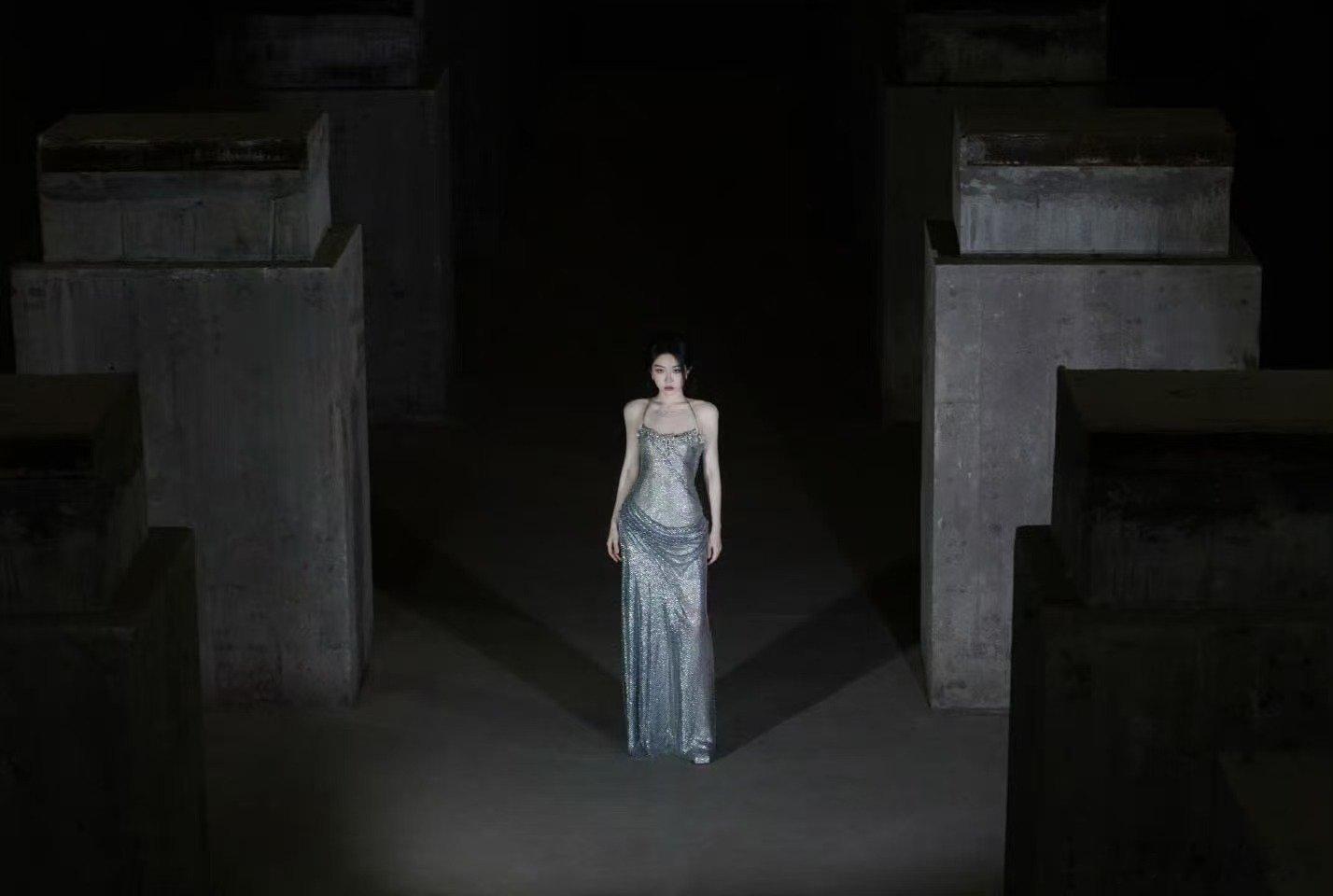 喻言银裙缀满星子碎片，在暗夜里流淌成银河。剑锋劈开光影结界，她携月光锋芒登场。