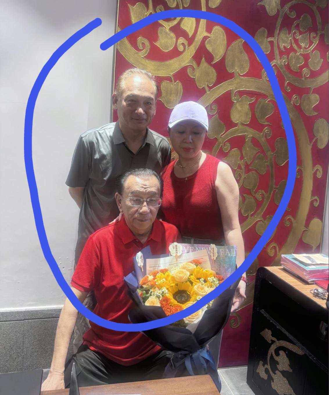 侯耀华，可算是把网络玩明白了！昨天他晒出了徒弟谢雷夫妇，去广东英德看望他的视频，