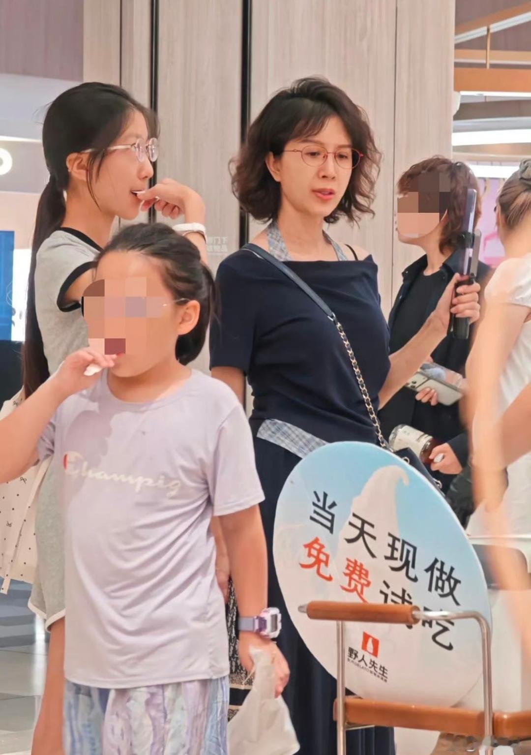 近日网友偶遇金巧巧带着女儿在逛街，目测应该是在甜品店选东西！她的女儿个子高挑，