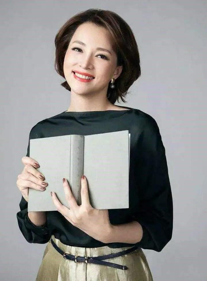 董卿，腹有诗书气自华，董卿的美，不是肤浅的漂亮，是饱读诗书沉淀出来的从容大气。
