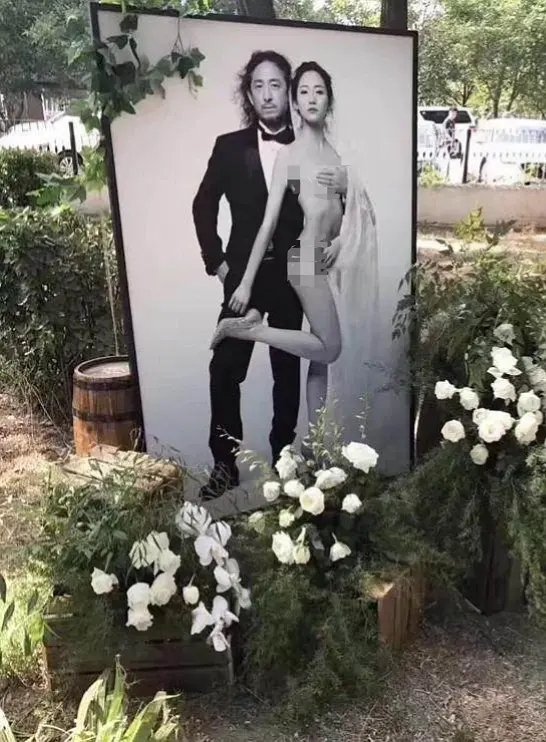 某浪姐和他老公的婚礼迎宾照，各位怎么评