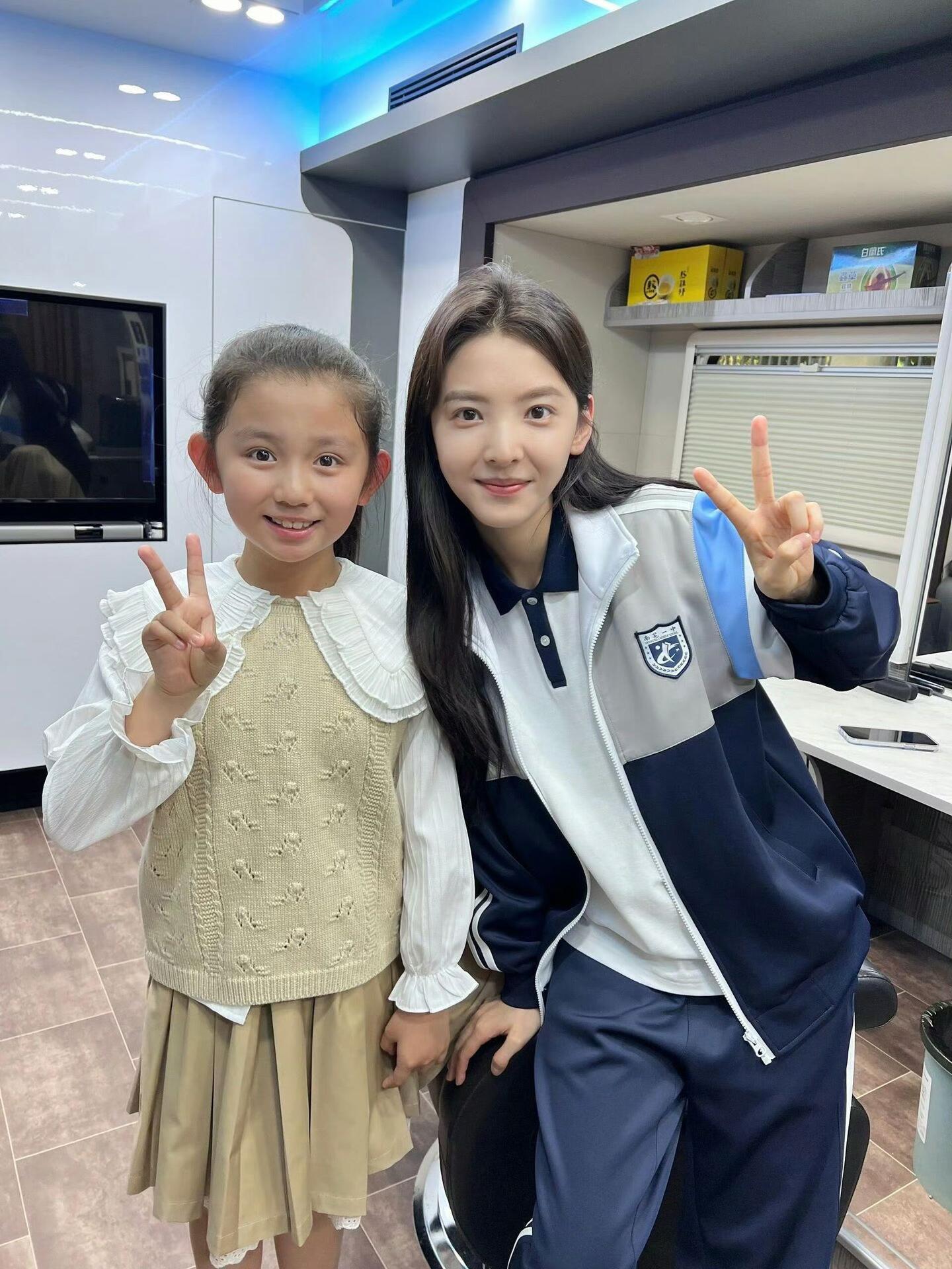 章若楠的合照们这孩子还挺爱拍照的，都是快乐的笑脸