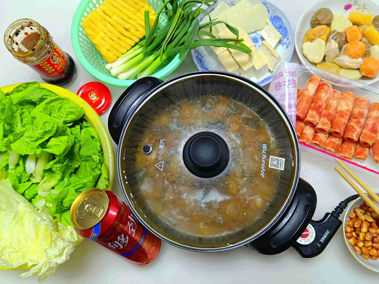 中光棍节，一个人打火锅。三个字形容...够劲！足足10个菜，怕你数不清。带