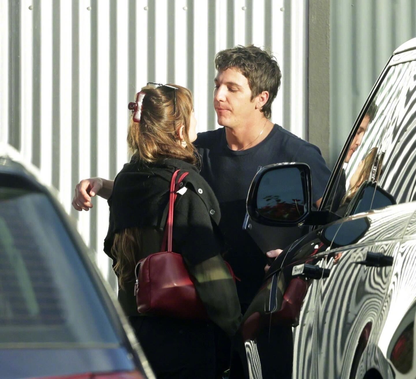 热恋中的达妹！💗36岁的达妹DakotaJohnson与28岁的男友Rol