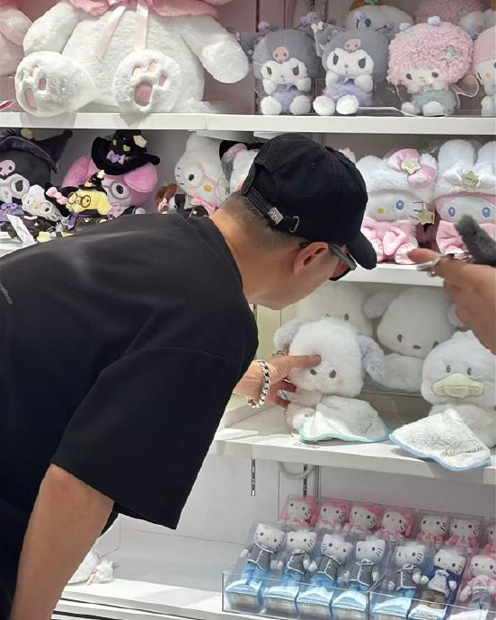 汪峰的二女儿汪璟怡逛商场时看中了几件奢侈品牌的衣服，于是发消息询问爸爸能不能买。