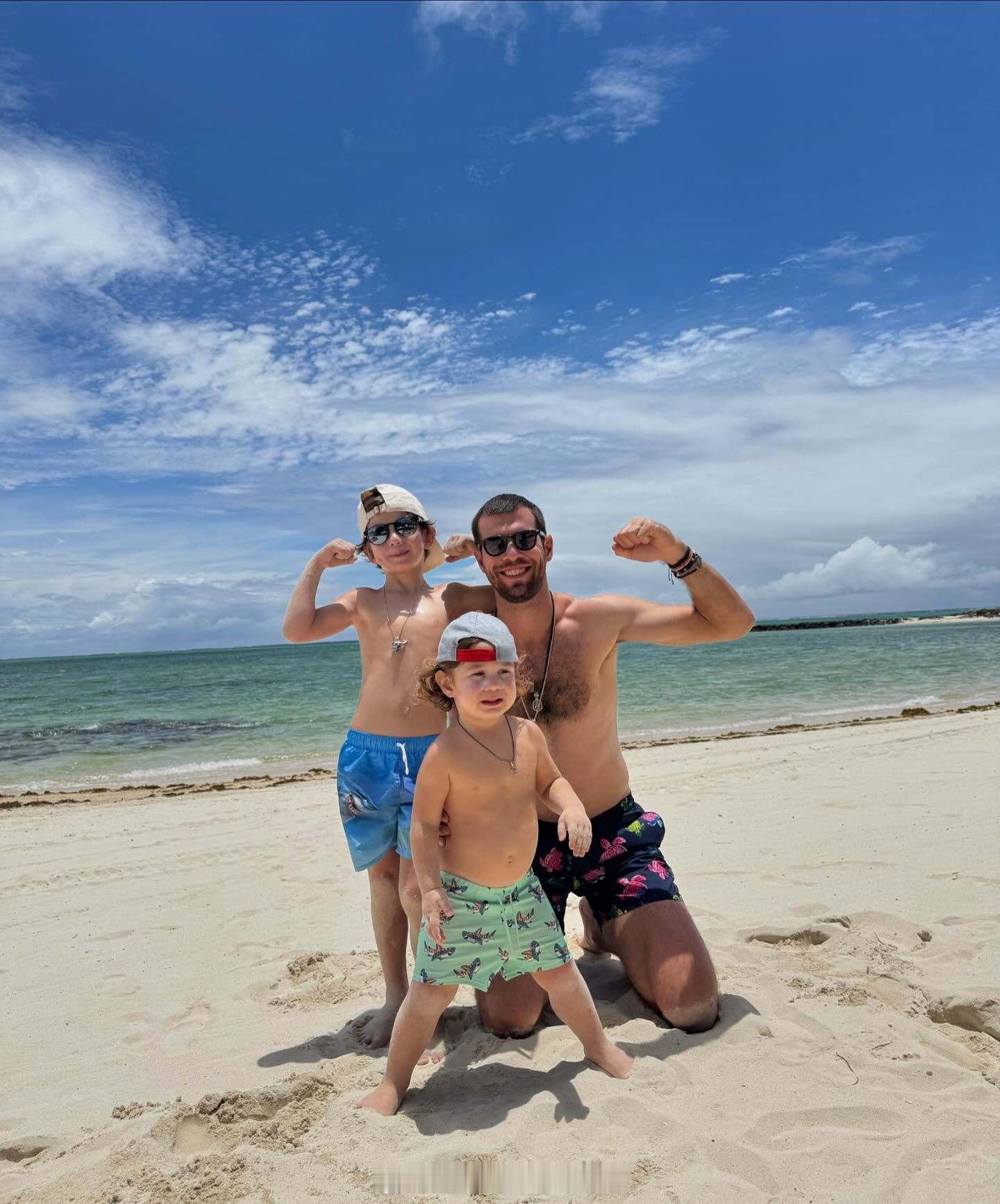 “与家人共度的宝贵时光❤️到目前为止，享受我们的假期😎🤪🌴”卡恰诺夫享受休