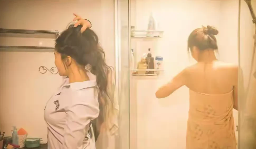 邻居也不放过！上海嘉定，男子看到女邻居把房门钥匙藏在门口鞋盒中，趁着女邻居去上班