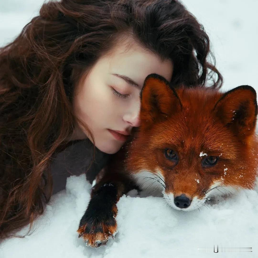 有个男子，谈了个十分漂亮的女朋友。男子长相中等偏上，月入3万，两人很快便住到了一