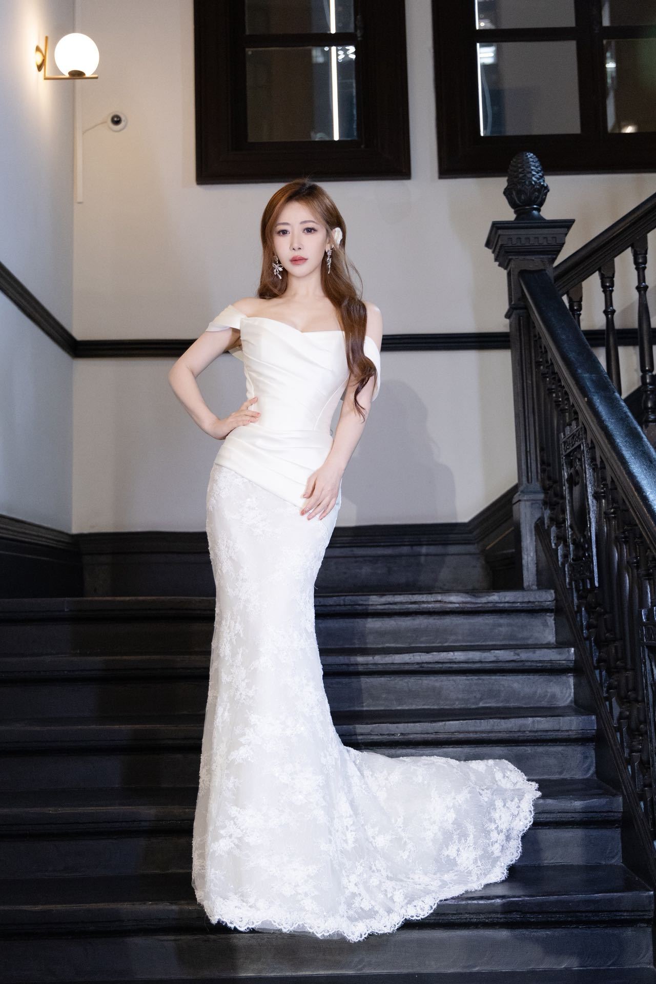 陈紫函优雅白裙现身上海出席品牌活动，一袭白色鱼尾礼裙惊艳全场！抹胸设计勾勒出精