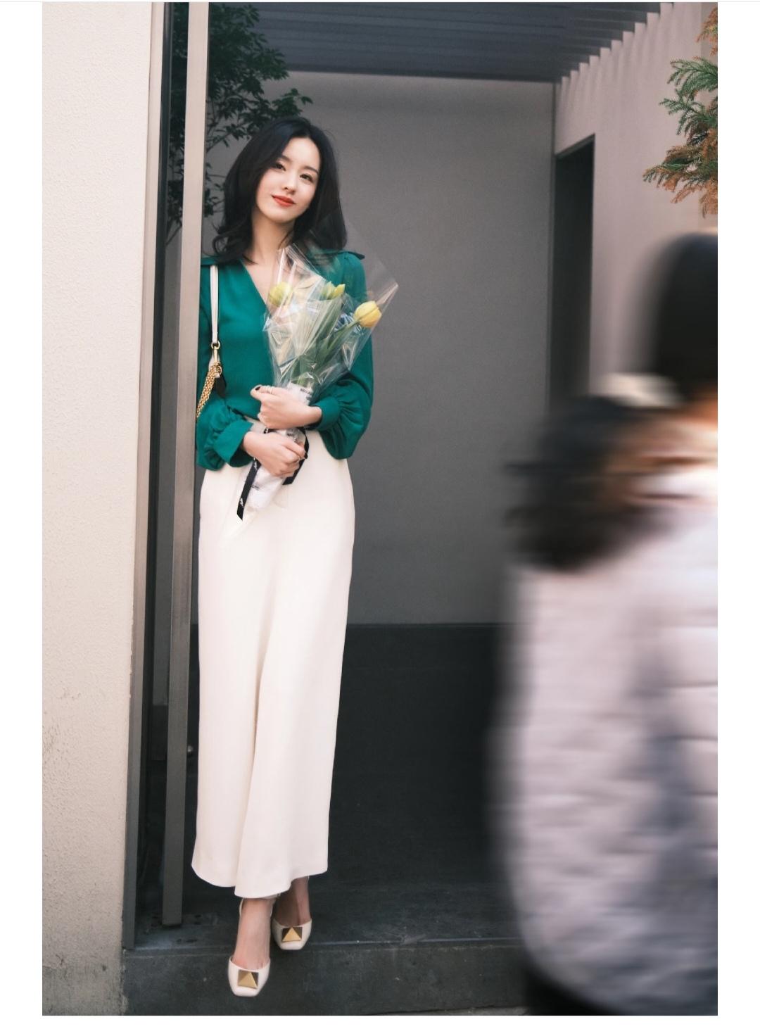 陈都灵，什么风格的衣服都能驾驭。