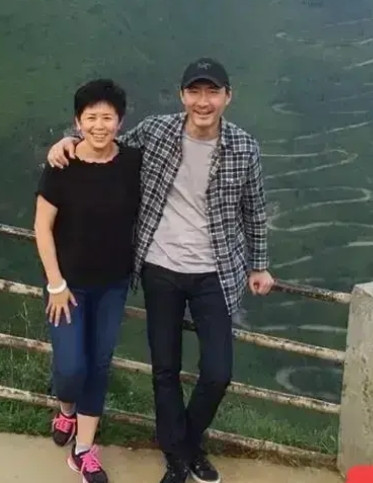 我的个妈呦！我在江西庐山碰到了谁？老了，真的老了，我都要认不出来了！有人认识出来