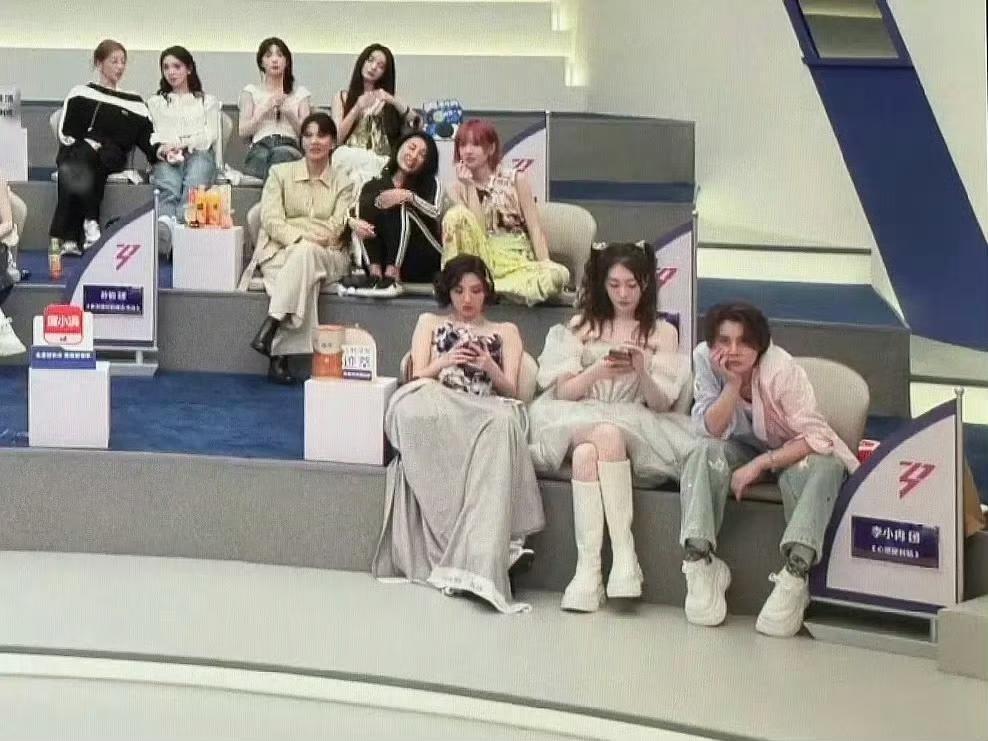 李小冉唐艺昕后台玩手机被网友审判。果然还是人红是非多。这个玩手机的热搜挂了一