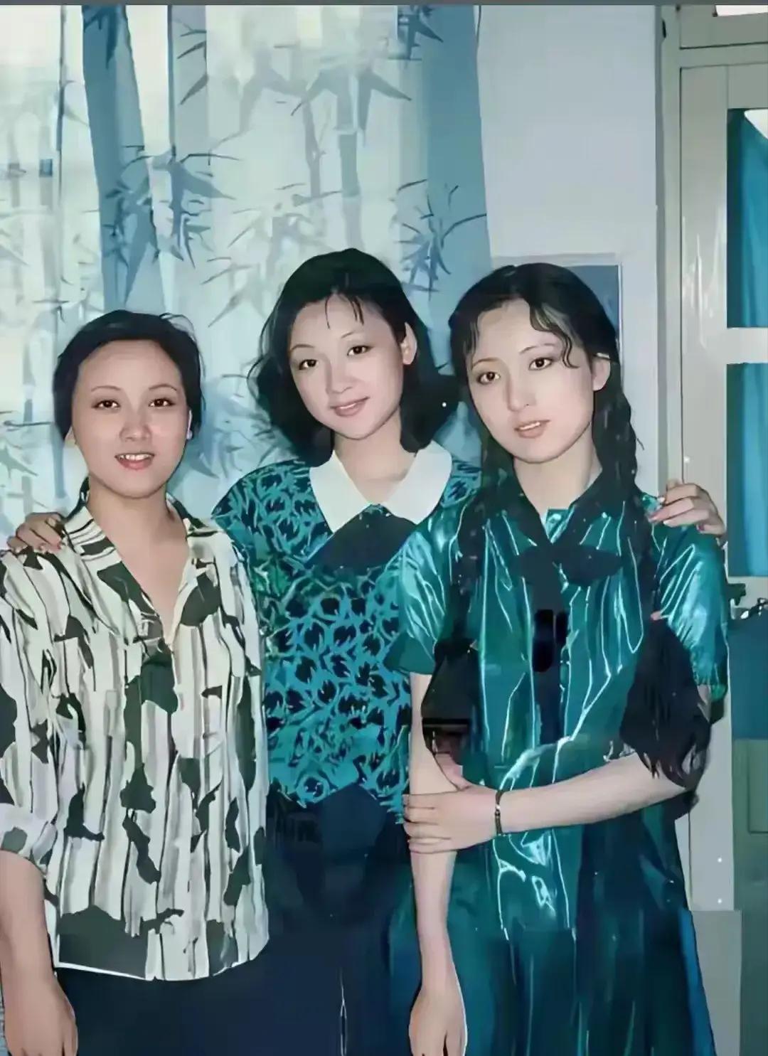 看到这张邓婕、张延和陈晓旭年轻时候最珍贵的照片，还真得仔细辨认一番。邓婕在《红