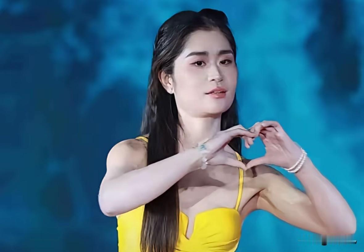 辽宁选美冠军张倩也太绝了真实颜值大气又惊艳,越看越上头。这位爸爸终于圆了一