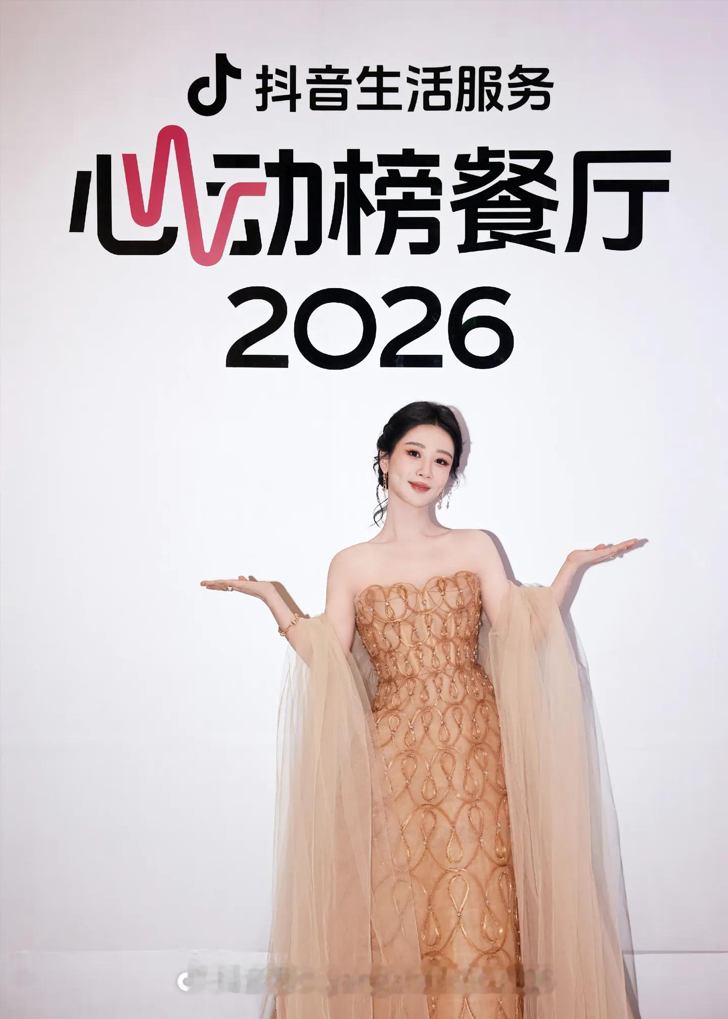 杨紫杨紫工作室发了五张图有两张是黑屏请给自己反嘿！我要继续美美的看杨紫吱吱公主美