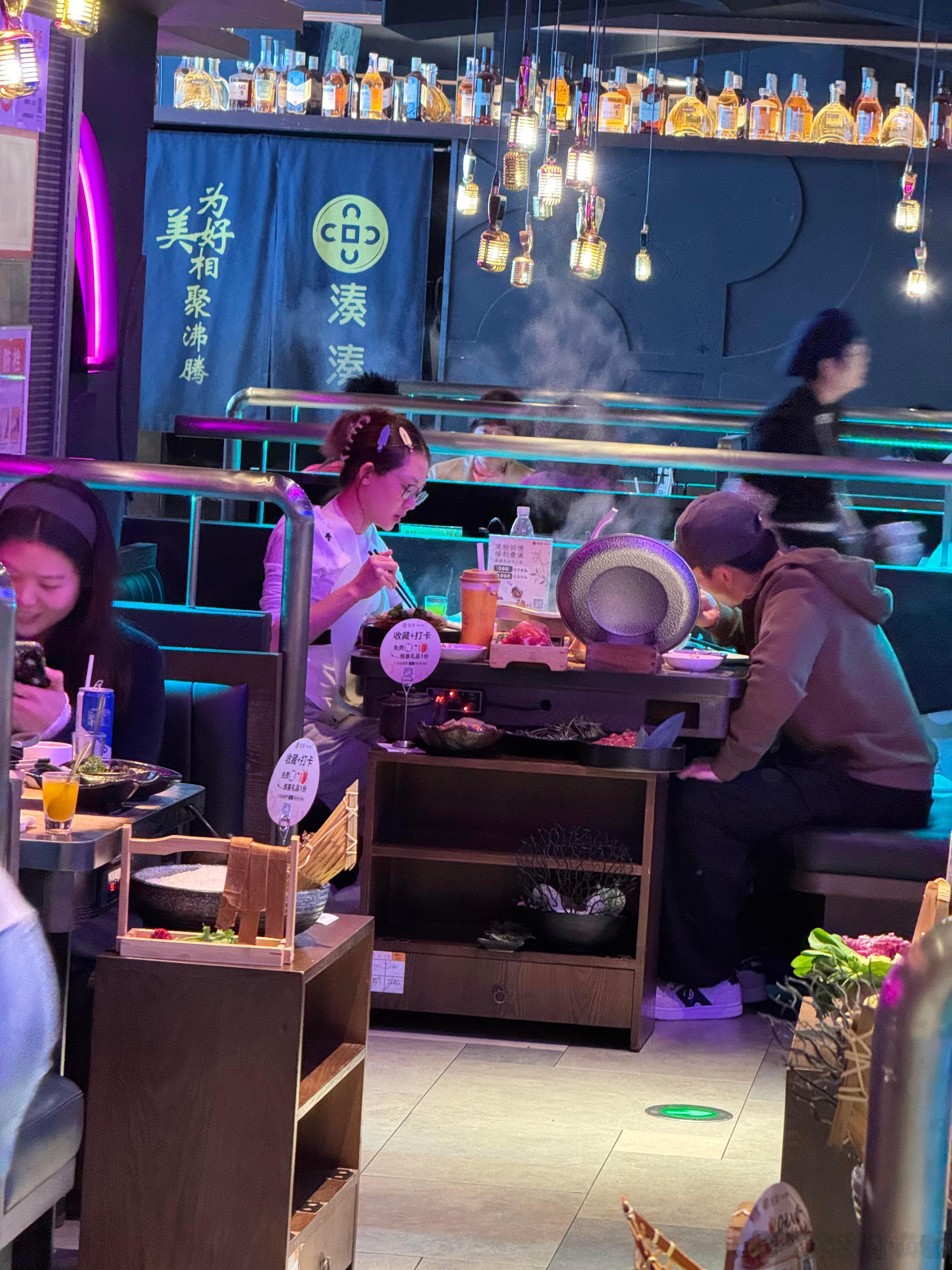 网友偶遇郑恺苗苗吃火锅，夫妻俩享受二人世界。