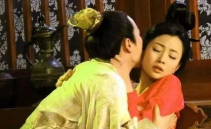 976年，宋太宗赵光义强行临幸小周后，然而小周后死命抵抗，甚至还咬了他一口，愤怒