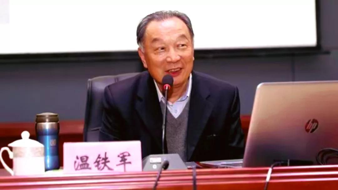 温铁军说，农民本可以在农村，花个三十来万，盖个三层小楼，再花个八九万买个小