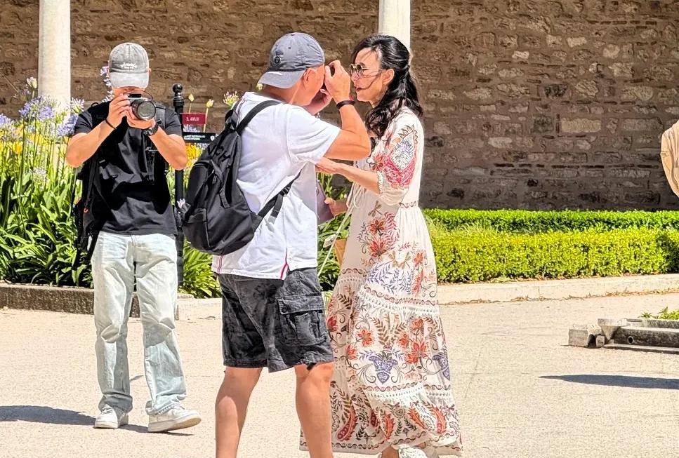 有网友在伊斯坦布尔偶遇胡静夫妇，她儿子也身边！牛魔王长成大小伙了，继承了胡静的颜