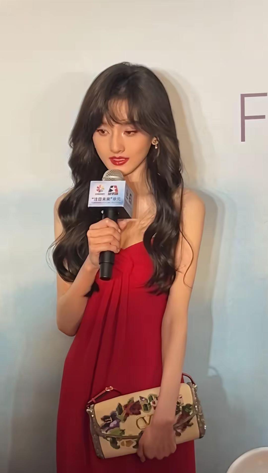 以前的她，是那么灵动可人的一个姑娘，现在变得一点精气神都没了。所以说，有时稍微胖