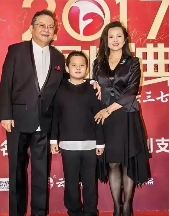 78岁的王刚，60岁的时候得了一子，本以为晚年可以安享清福，没想到现在17岁的