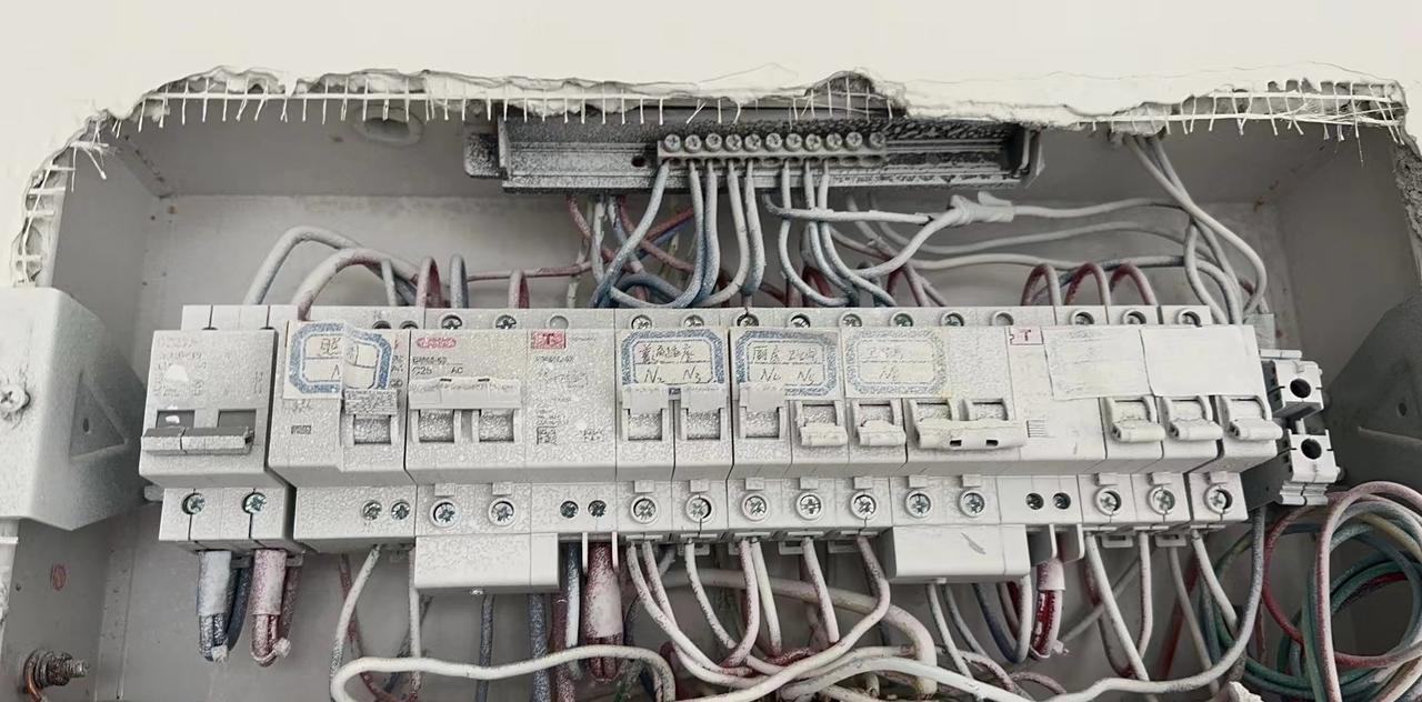 为什么招进来的电工或来面试的电工，一看到这电箱就想跑路了呢！有些说进都进来了，但