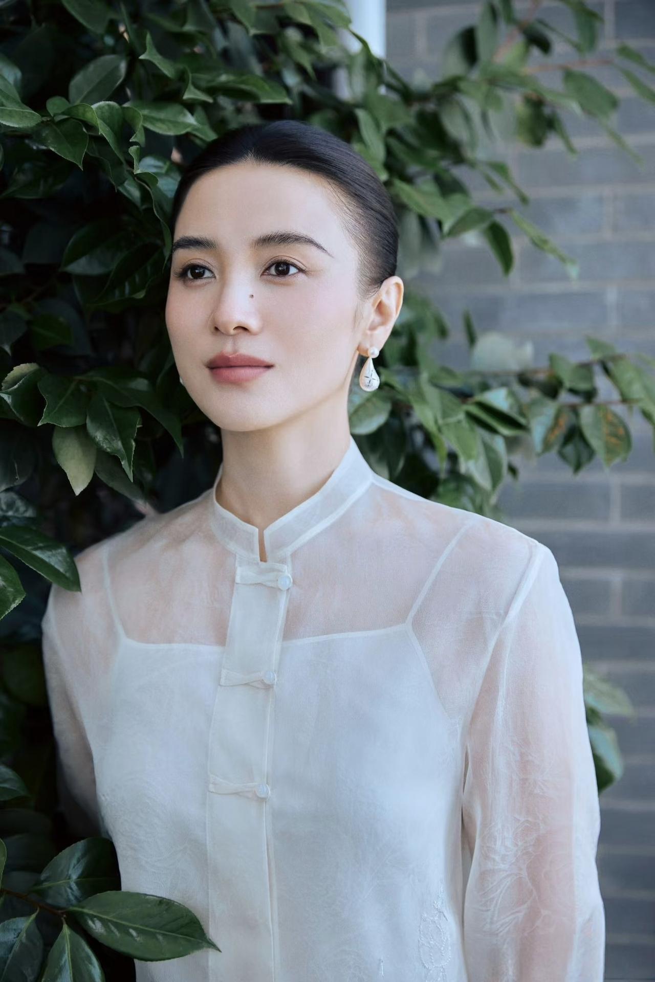 说真的宋佳确实有点不上镜因为我亲眼见过她本人，不得不说，跟电视上差距也太大了