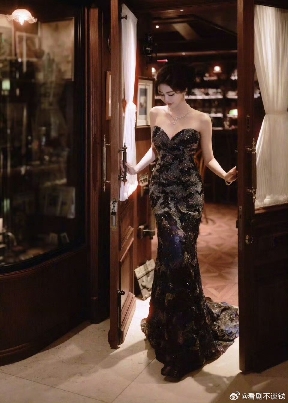 微博之夜内场白鹿直拍第二套礼服太美了，好优雅复古的港风美人
