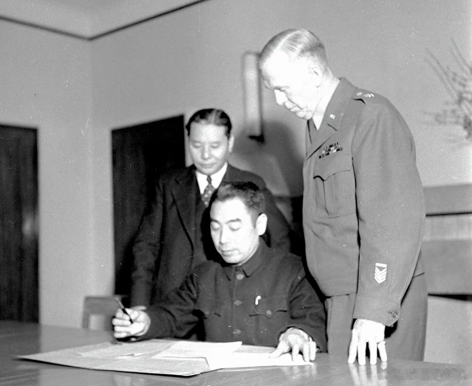 1946年，在重庆参与停战谈判的周恩来。总理的皮大衣太帅了！成员还有国军代表张群