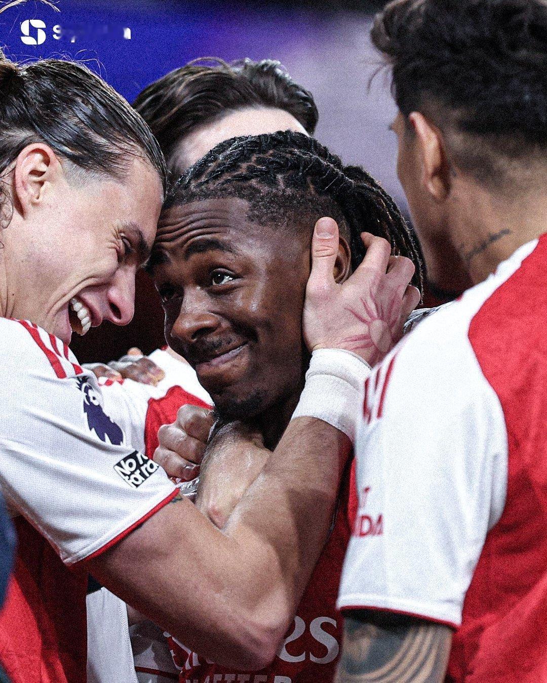 埃泽打进了英超历史上的第400个帽子戏法。他也是阿森纳历史上第三位在正式比赛中对